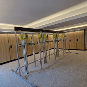 Fahrradlift: Fahrradparkplatz mit automatischen Fahrradständern in Innenraum. | Toptrock