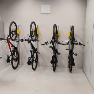 Fahrradlift: Vier Fahrräder hängen platzsparend an der Wand. | Toptrock