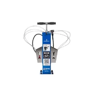 Fahrradreparaturstation mit Werkzeugen und Luftpumpe. Fahrradlift zur Selbsthilfe. | Toptrock