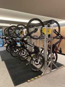 Fahrradlift mit mehreren E-Bikes, Haibike und Giant, in einem modernen Fahrradabstellraum. | Toptrock