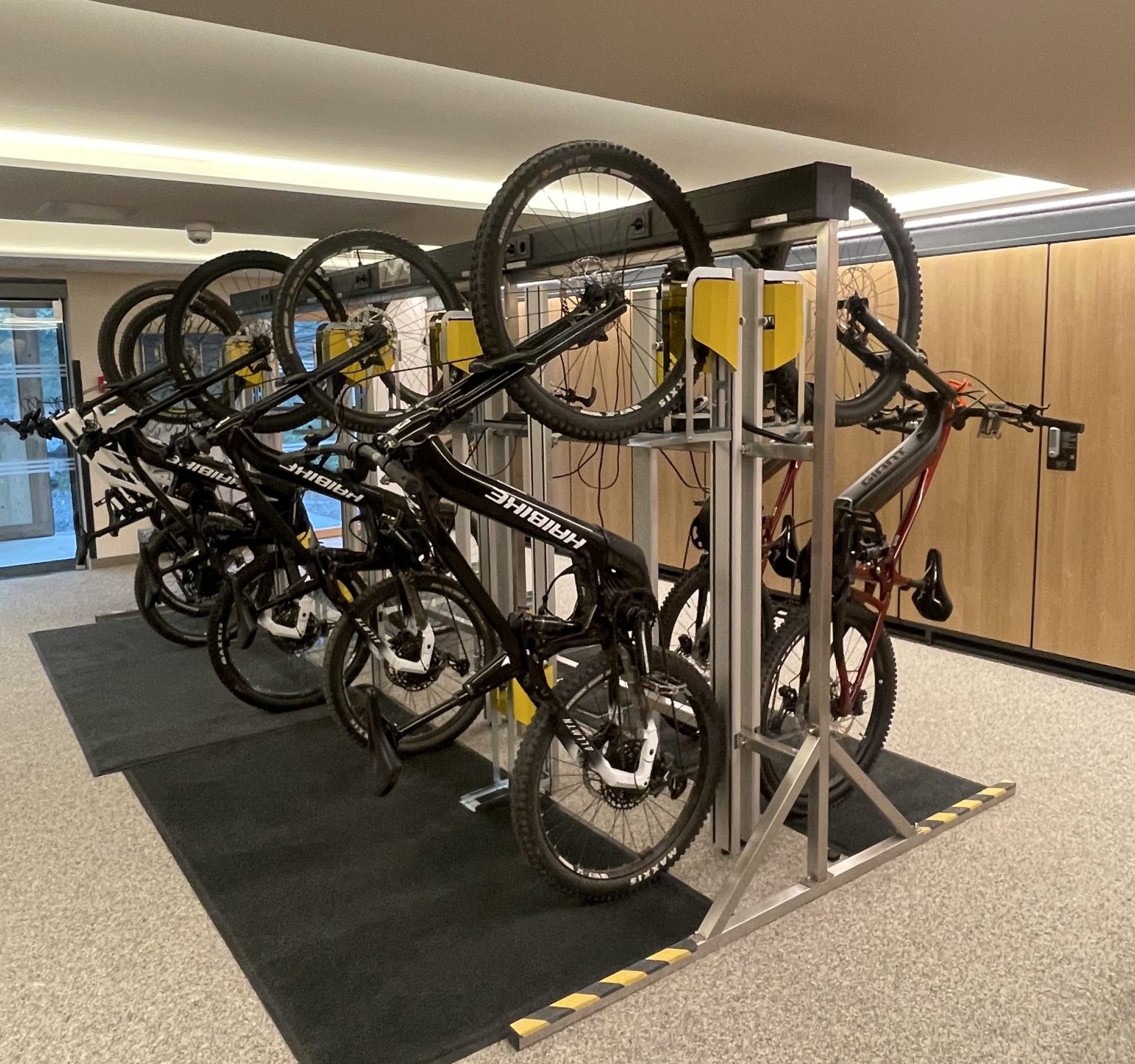 Fahrradabstellanlage im Skidepot mit mehreren Mountainbikes | Toptrock