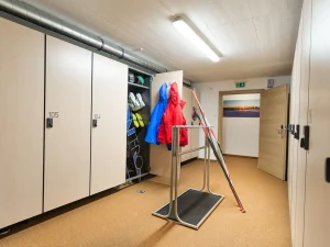 Skidepot: Skischrank mit Skiausrüstung, Jacken, Schuhen und Skiern in einem Skiraum. | Toptrock