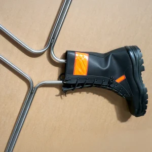 Schwarzer Stiefel mit orangefarbenen Akzenten auf einem Stiefeltrockner. | Toptrock