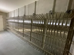 Skidepot: Wandmontierte Skihalterung aus Metall für viele Ski. | Toptrock