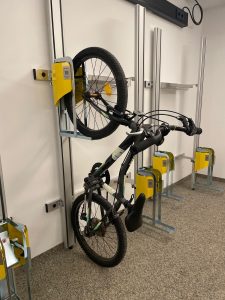 Fahrradabstellanlage mit QR-Codes an der Wand | Toptrock