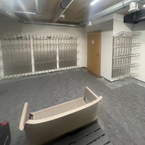 Fahrradständer und Sitzbank in einem modernen Fahrradkeller | Toptrock