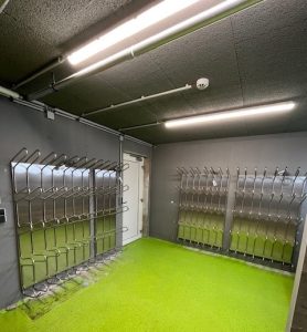 Stahlgestelle für Schuhe oder Stiefel in einem hellgrünen Raum. | Toptrock