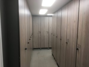 Holzschließfächer mit Nummern 108, 109, 201, 202 in einem Korridor. | Toptrock